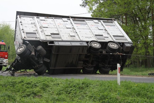 Ciężarówka zatarasowała drogę do Góry (zdjęcia)