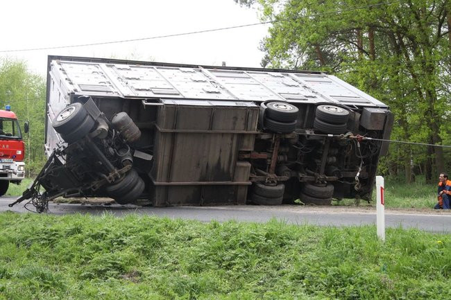 Ciężarówka zatarasowała drogę do Góry (zdjęcia)