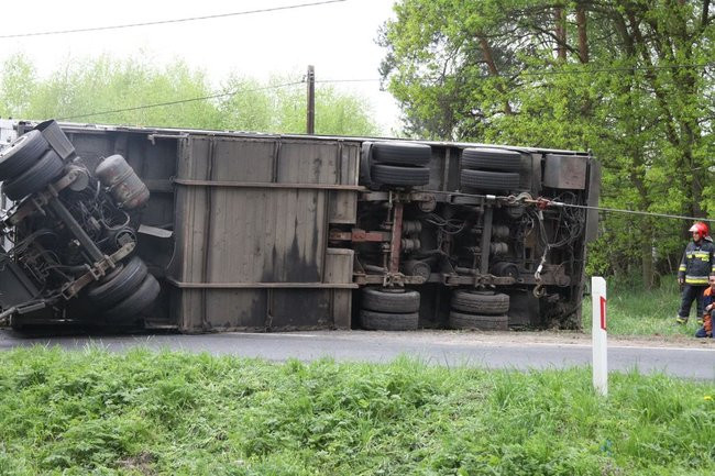 Ciężarówka zatarasowała drogę do Góry (zdjęcia)