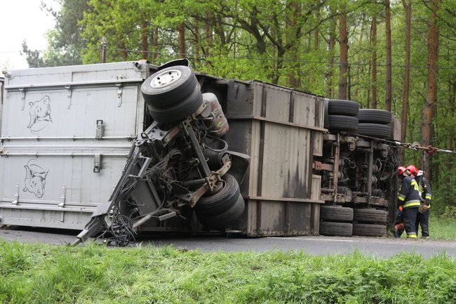 Ciężarówka zatarasowała drogę do Góry (zdjęcia)