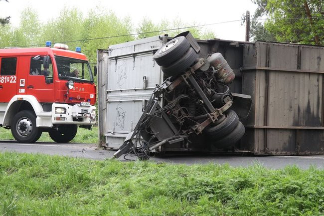 Ciężarówka zatarasowała drogę do Góry (zdjęcia)