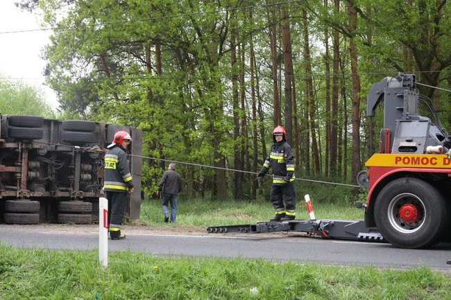 Ciężarówka zatarasowała drogę do Góry (zdjęcia)