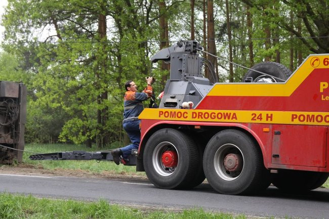 Ciężarówka zatarasowała drogę do Góry (zdjęcia)