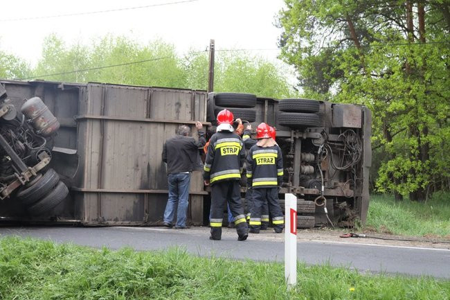 Ciężarówka zatarasowała drogę do Góry (zdjęcia)
