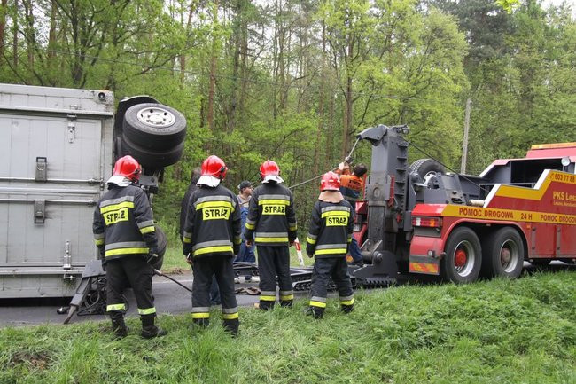 Ciężarówka zatarasowała drogę do Góry (zdjęcia)