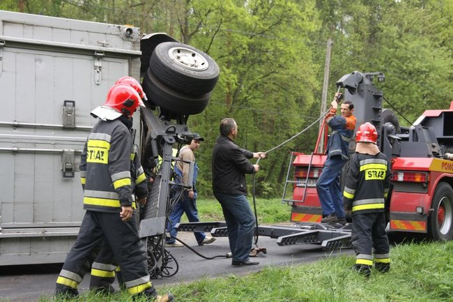 Ciężarówka zatarasowała drogę do Góry (zdjęcia)