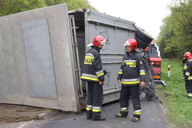 Ciężarówka zatarasowała drogę do Góry (zdjęcia)