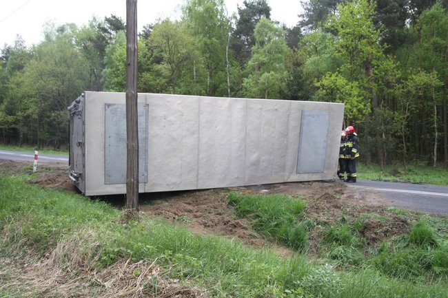 Ciężarówka zatarasowała drogę do Góry (zdjęcia)