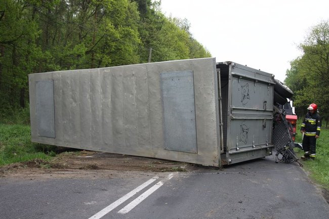 Ciężarówka zatarasowała drogę do Góry (zdjęcia)