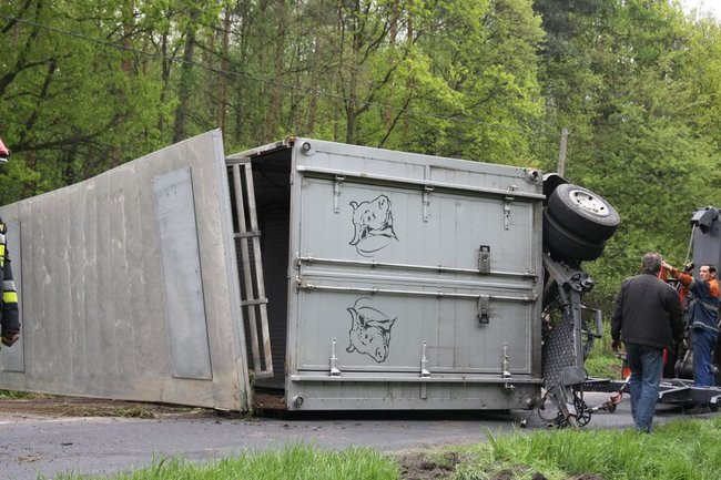 Ciężarówka zatarasowała drogę do Góry (zdjęcia)