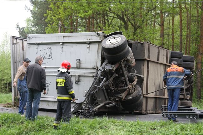 Ciężarówka zatarasowała drogę do Góry (zdjęcia)