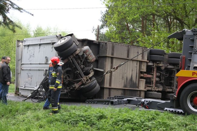 Ciężarówka zatarasowała drogę do Góry (zdjęcia)