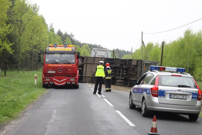 Ciężarówka zatarasowała drogę do Góry (zdjęcia)