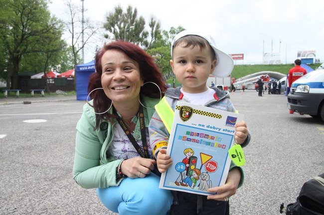 Policyjna impreza pod stadionem (wideo, zdjęcia)