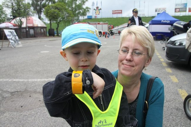 Policyjna impreza pod stadionem (wideo, zdjęcia)