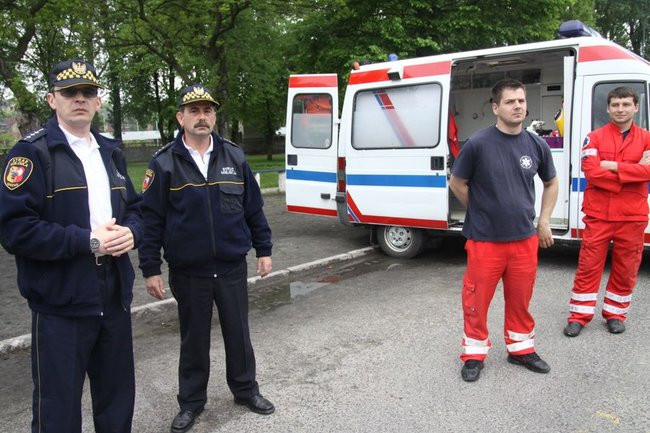 Policyjna impreza pod stadionem (wideo, zdjęcia)