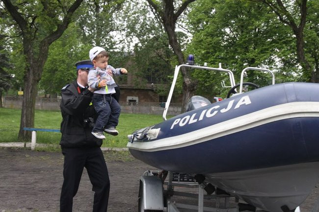 Policyjna impreza pod stadionem (wideo, zdjęcia)