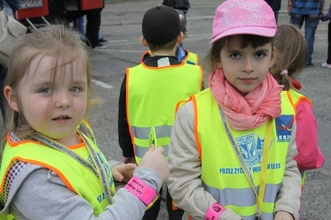 Policyjna impreza pod stadionem (wideo, zdjęcia)