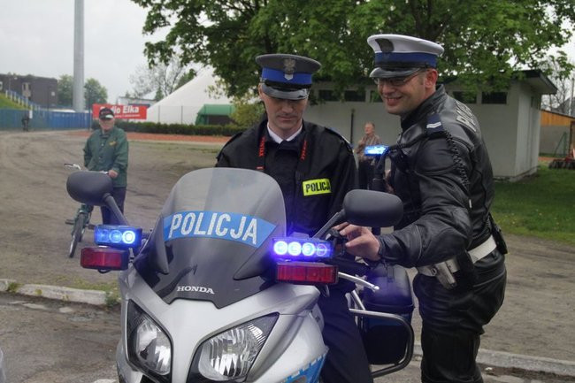 Policyjna impreza pod stadionem (wideo, zdjęcia)