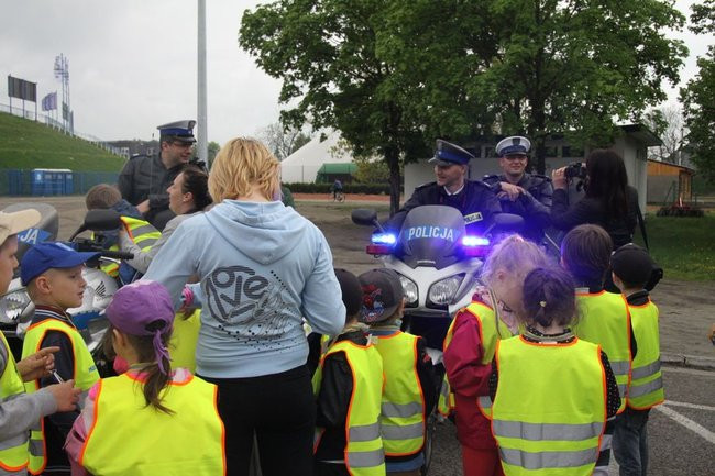 Policyjna impreza pod stadionem (wideo, zdjęcia)