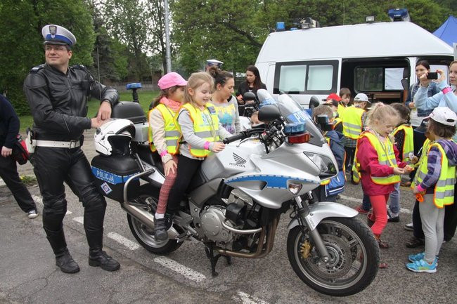 Policyjna impreza pod stadionem (wideo, zdjęcia)