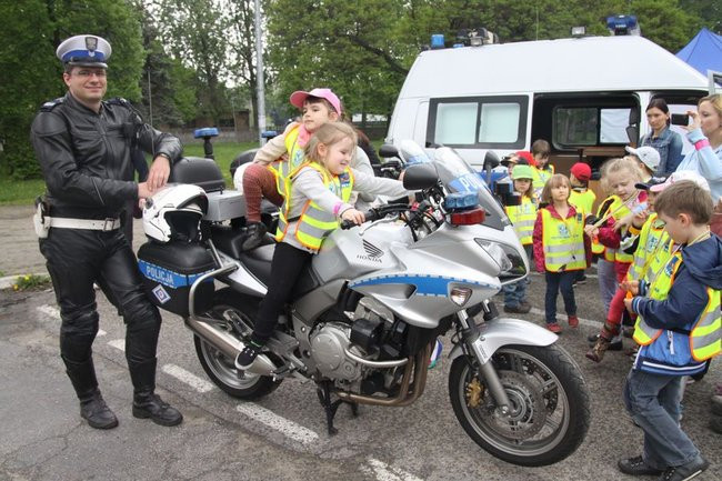 Policyjna impreza pod stadionem (wideo, zdjęcia)