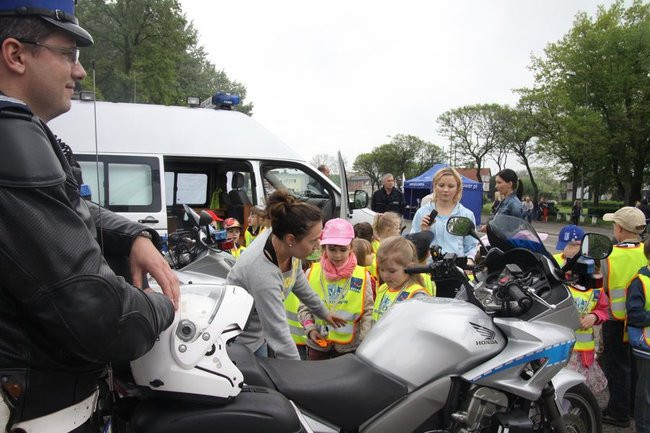 Policyjna impreza pod stadionem (wideo, zdjęcia)