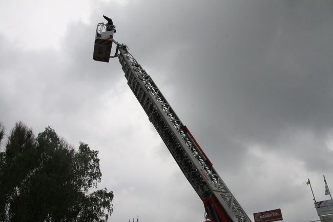 Policyjna impreza pod stadionem (wideo, zdjęcia)