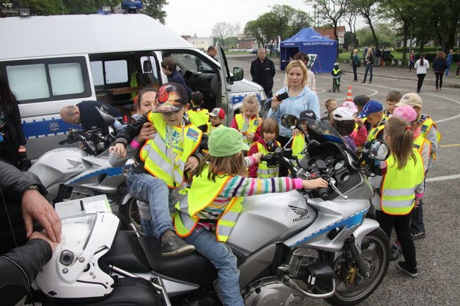 Policyjna impreza pod stadionem (wideo, zdjęcia)