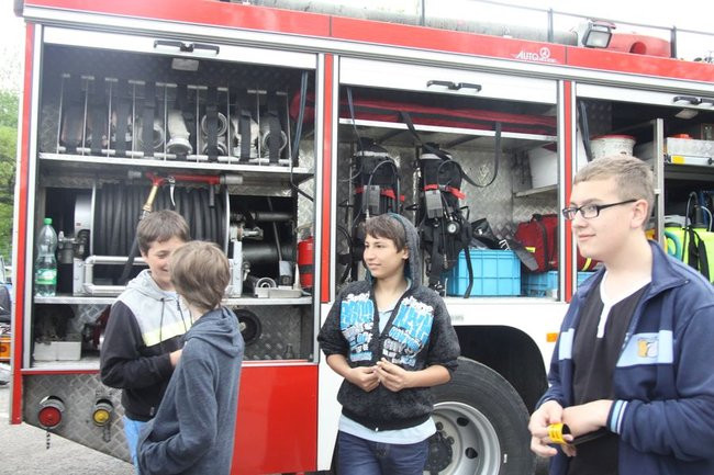 Policyjna impreza pod stadionem (wideo, zdjęcia)