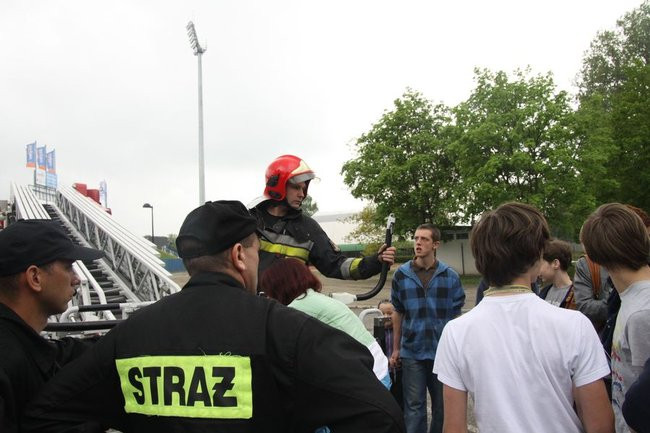 Policyjna impreza pod stadionem (wideo, zdjęcia)