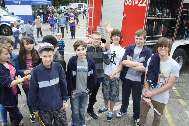 Policyjna impreza pod stadionem (wideo, zdjęcia)