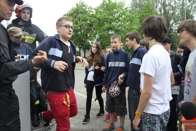 Policyjna impreza pod stadionem (wideo, zdjęcia)