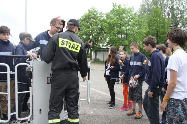 Policyjna impreza pod stadionem (wideo, zdjęcia)