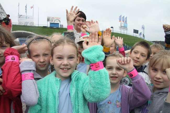 Policyjna impreza pod stadionem (wideo, zdjęcia)