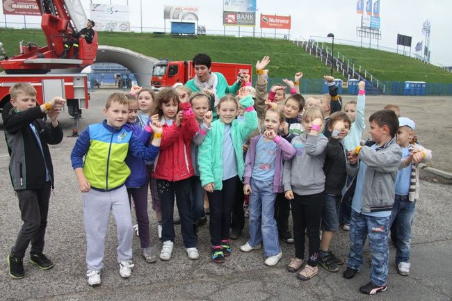 Policyjna impreza pod stadionem (wideo, zdjęcia)