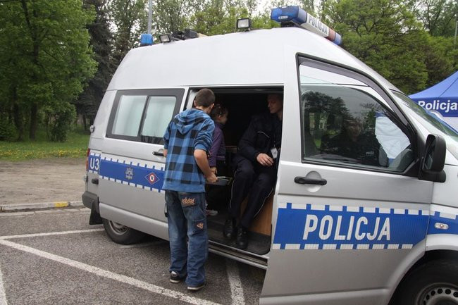 Policyjna impreza pod stadionem (wideo, zdjęcia)