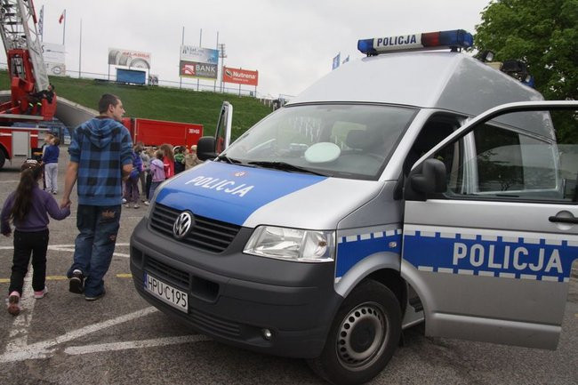 Policyjna impreza pod stadionem (wideo, zdjęcia)