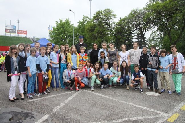 Policyjna impreza pod stadionem (wideo, zdjęcia)