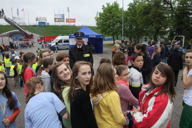 Policyjna impreza pod stadionem (wideo, zdjęcia)