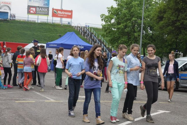 Policyjna impreza pod stadionem (wideo, zdjęcia)