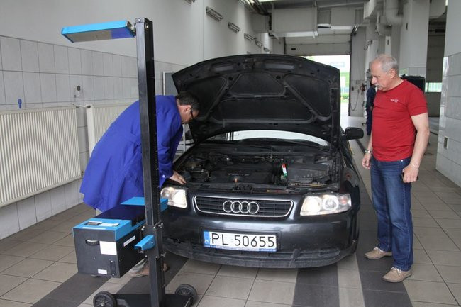 Policyjna impreza pod stadionem (wideo, zdjęcia)