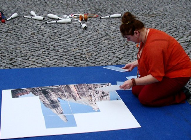 Rozdawali żółte róże na rynku (zdjęcia)