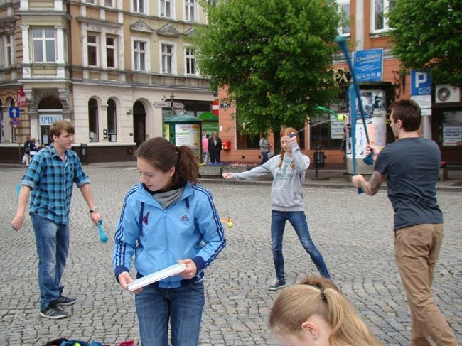 Rozdawali żółte róże na rynku (zdjęcia)