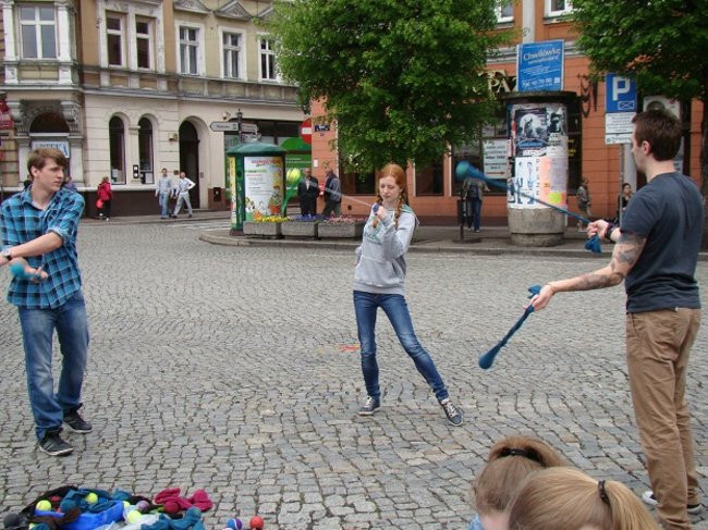 Rozdawali żółte róże na rynku (zdjęcia)