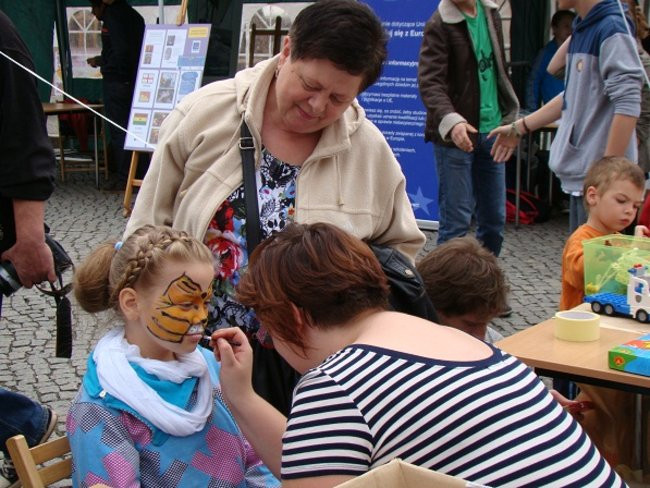 Rozdawali żółte róże na rynku (zdjęcia)
