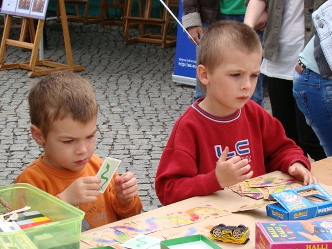 Rozdawali żółte róże na rynku (zdjęcia)