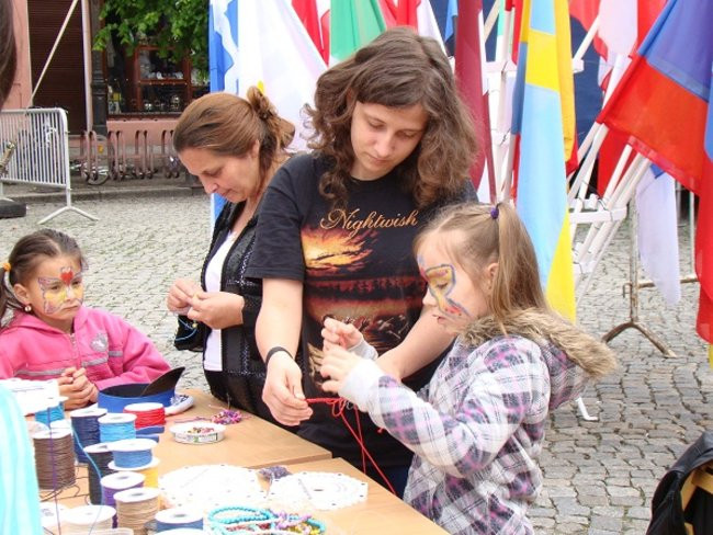 Rozdawali żółte róże na rynku (zdjęcia)