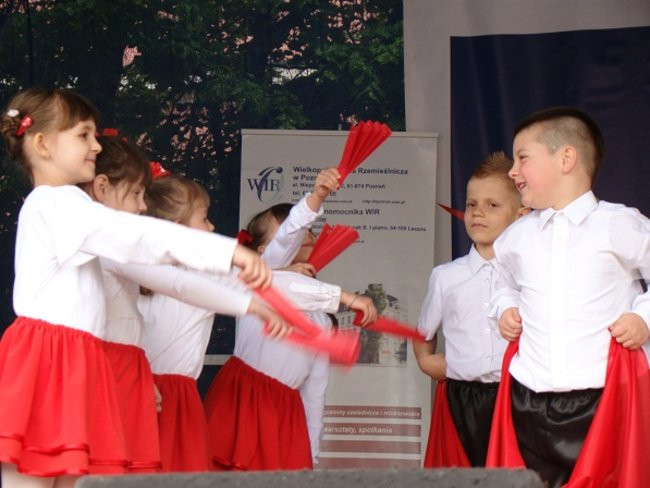 Rozdawali żółte róże na rynku (zdjęcia)