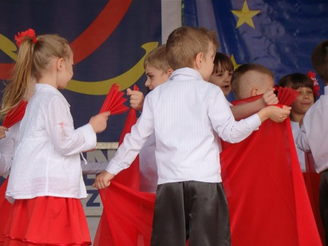 Rozdawali żółte róże na rynku (zdjęcia)